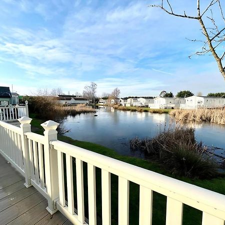 Stunning Caravan With Full Lake View At Southview Holiday Park Ref 33004Ml Skegness Buitenkant foto