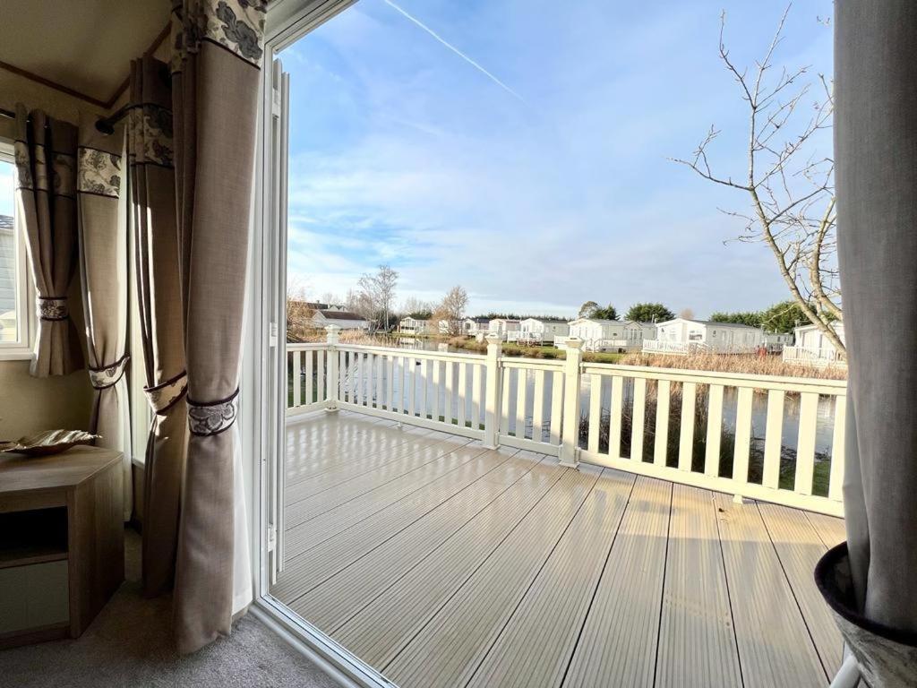 Stunning Caravan With Full Lake View At Southview Holiday Park Ref 33004Ml Skegness Buitenkant foto