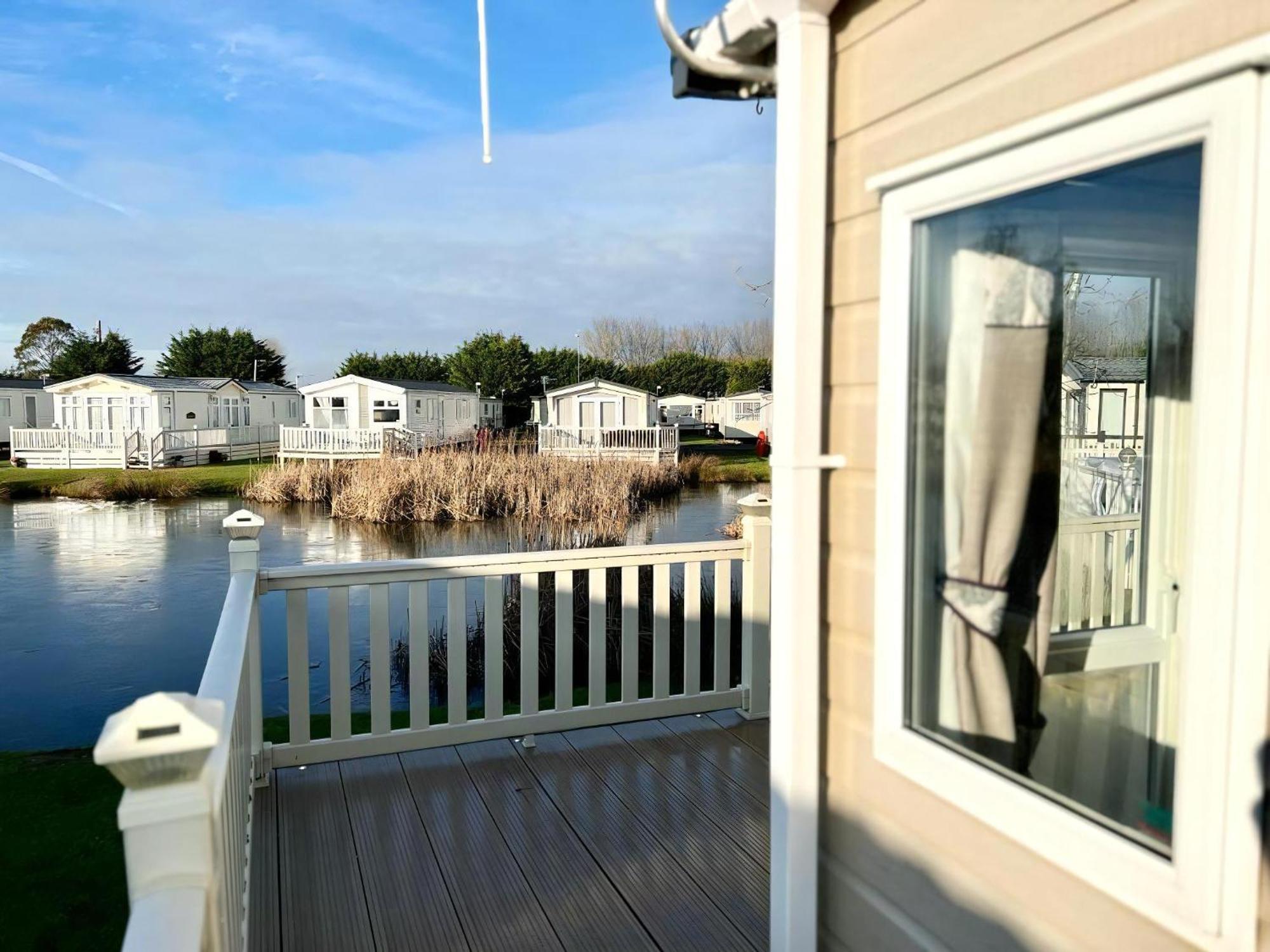 Stunning Caravan With Full Lake View At Southview Holiday Park Ref 33004Ml Skegness Buitenkant foto